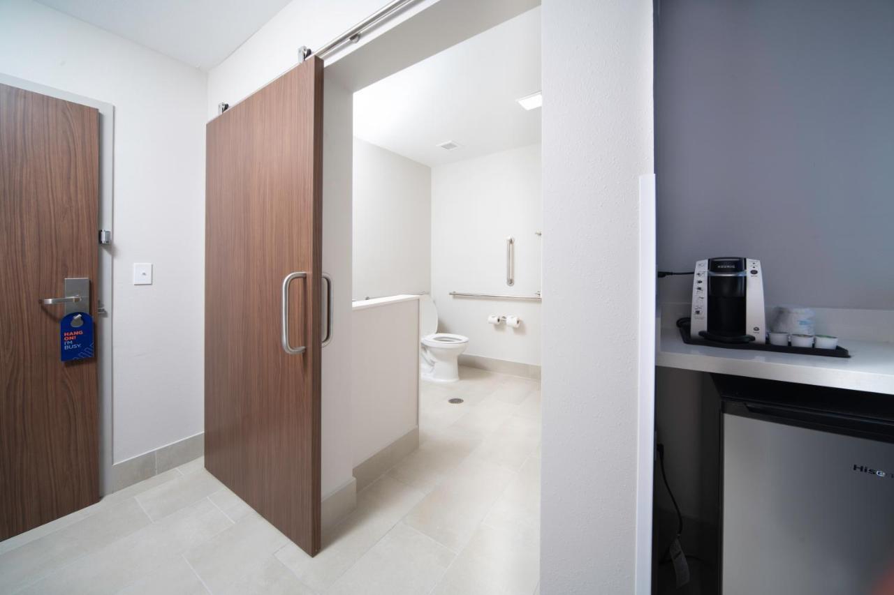 Holiday Inn Express & Suites - Fort Myers Airport By Ihg מראה חיצוני תמונה