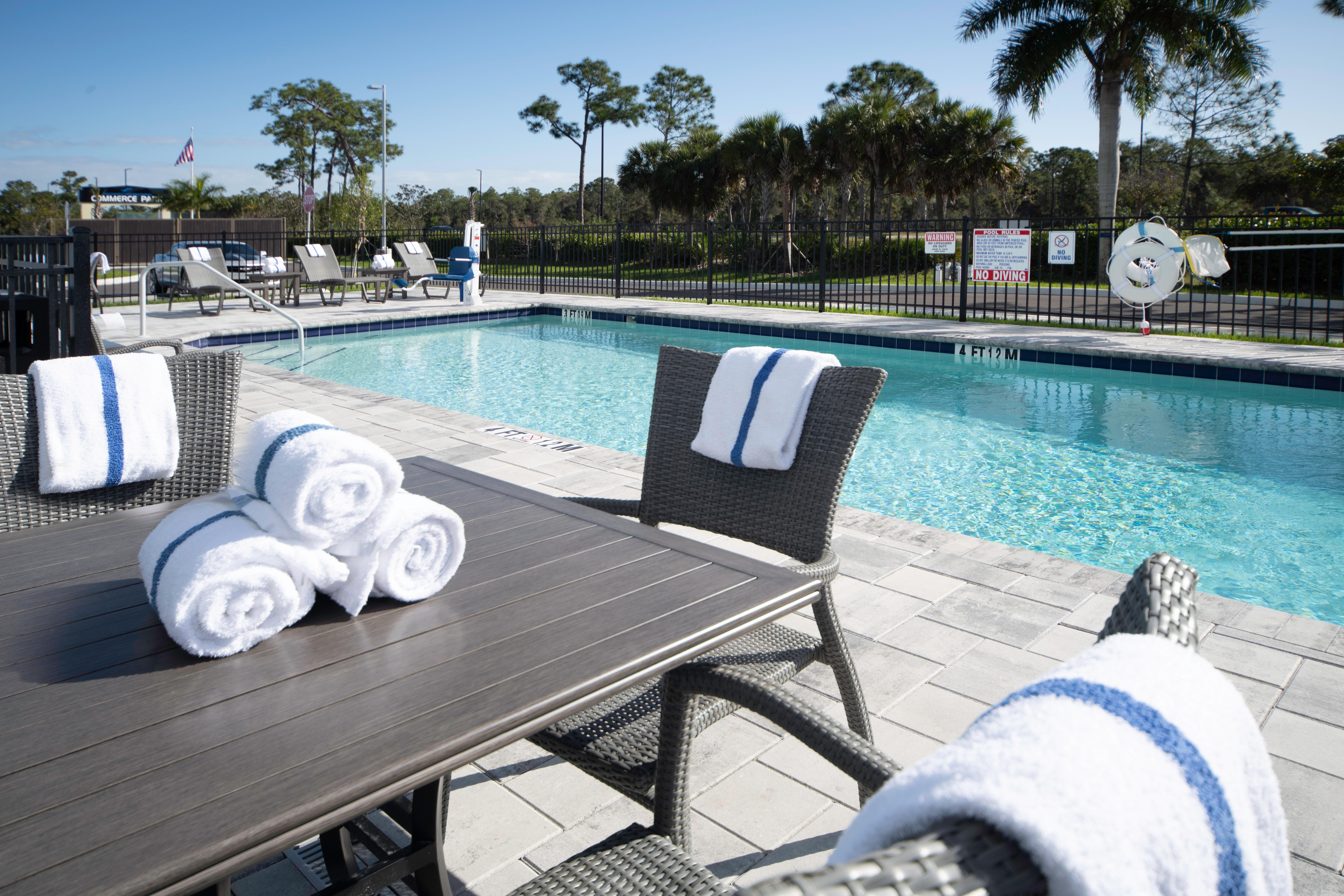 Holiday Inn Express & Suites - Fort Myers Airport By Ihg מראה חיצוני תמונה